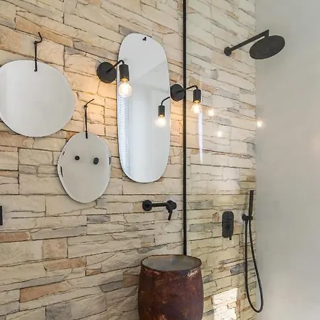 Theia * آداماس