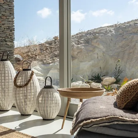 Theia * Adamantas (Milos)